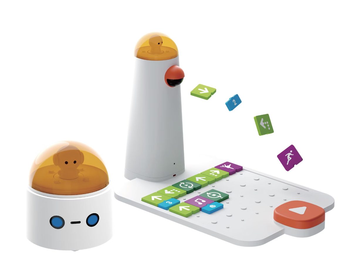 Coding Set Pro de MatataStudio: torre de comando, robot MatataBot y tablero con bloques de programación